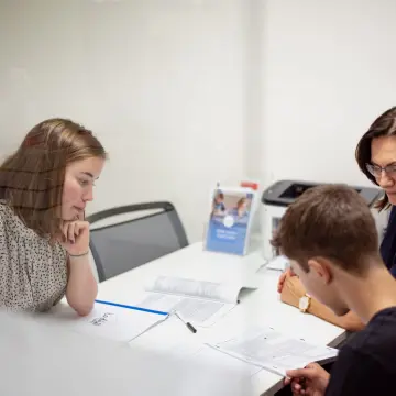 Jak mluvit s deváťákem v týdnech před přijímačkami: co pomáhá a co naopak zvyšuje stres